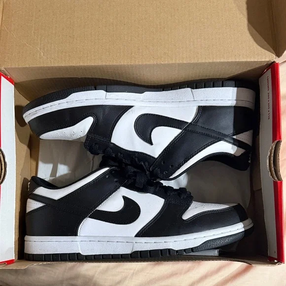 Nike Black and White Women's Sneakers - Picture 1 of 4